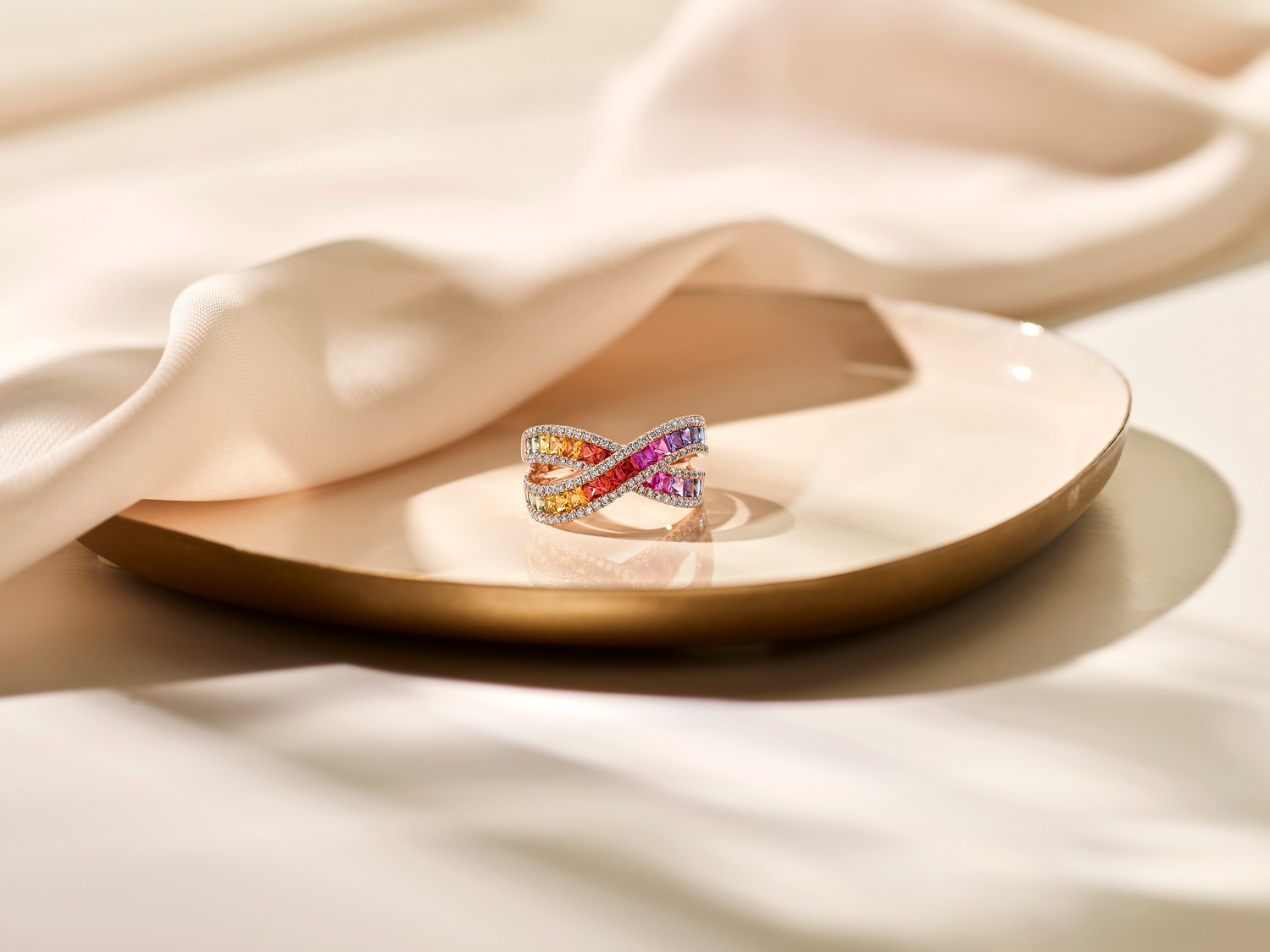 Sfeerbeeld ring met regenboog saffieren